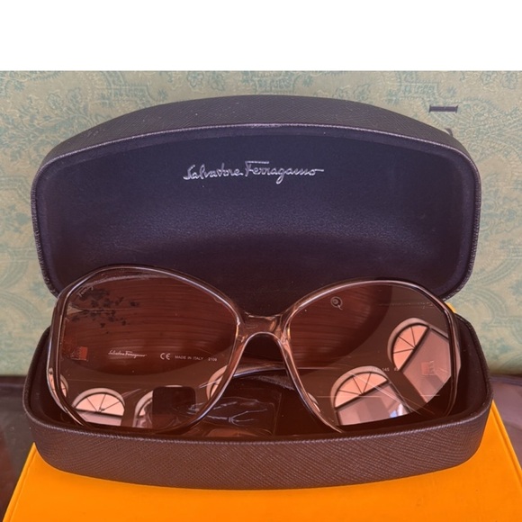 Salvatore Ferragamo Oversized Gradient
Sunglasses 100% Authentic
$229 $559 - Picture 6 of 7